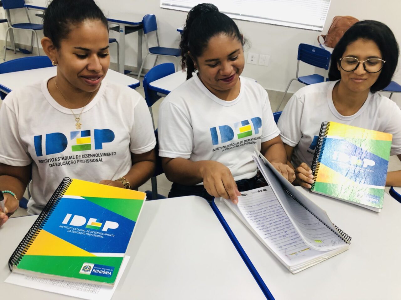 Idep - Pessoas estudando